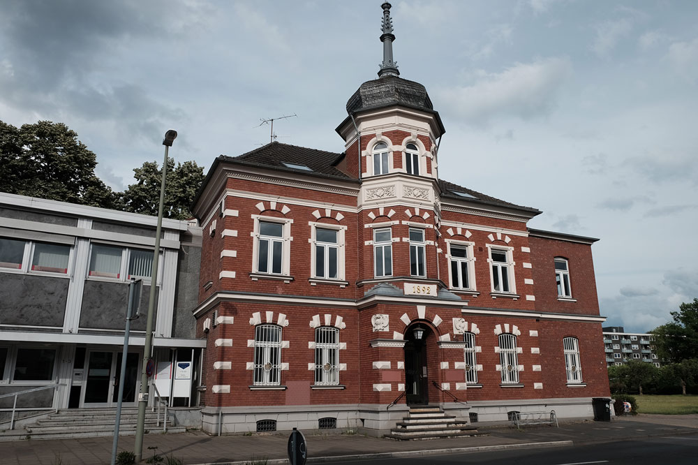 Jetzige Form, mit Schriftzug 1892 der Eröffnung als Rathaus, dient heute als Gemeindezentrum (Aufbau) (c) Eduard Fuchs