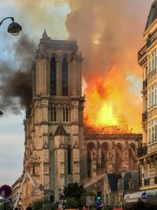 Notre Dame brennend